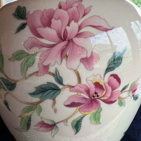 Beautiful Lenox Large Ginger Jar, Barrington Collection. Cream with floral print - Picture 3 of 5